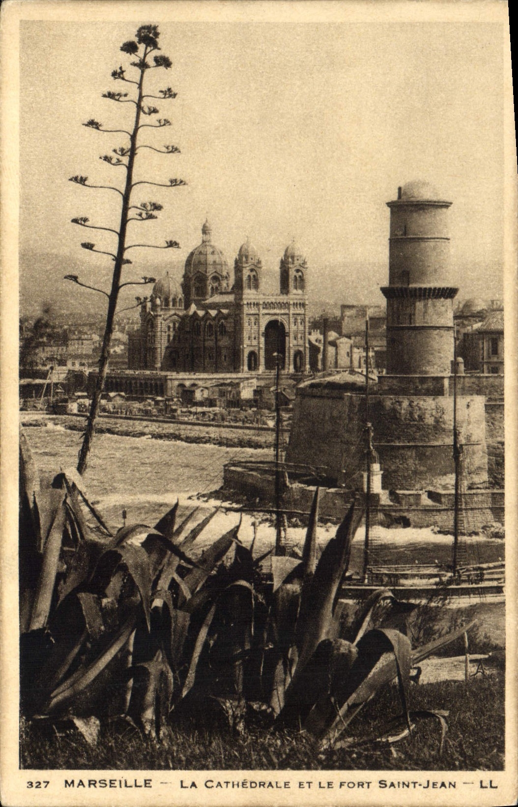 CPA Marseille la cathedrale et le Fort Saint Jean 
