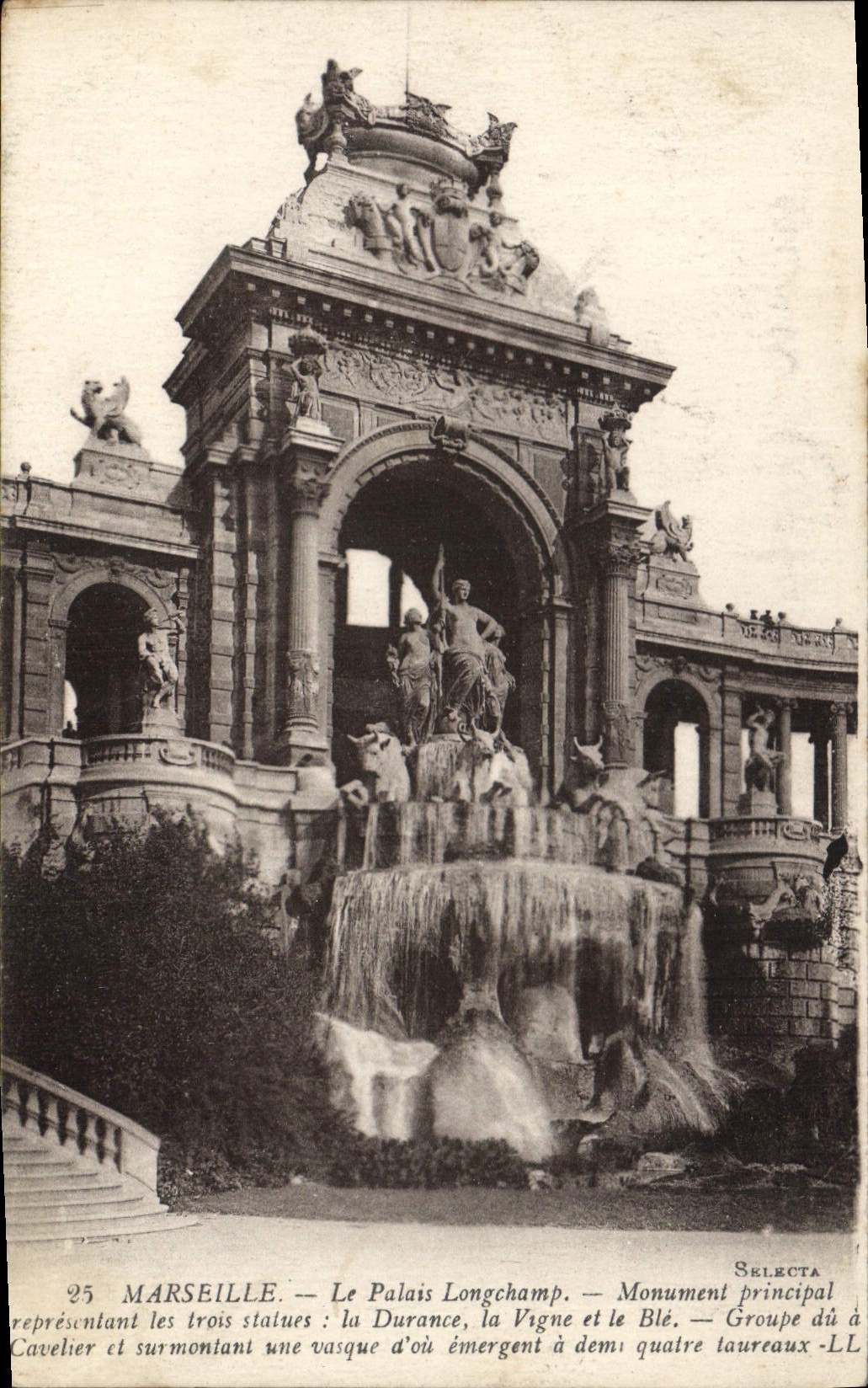 Marseille — Le Palais Longchamp — Monument principal représentant les trois statues : la Durance, la Vigne et le Blé — Groupe du Cavalier et surmontant une vasque d'où émergent à demi quatre taureaux — Selecta