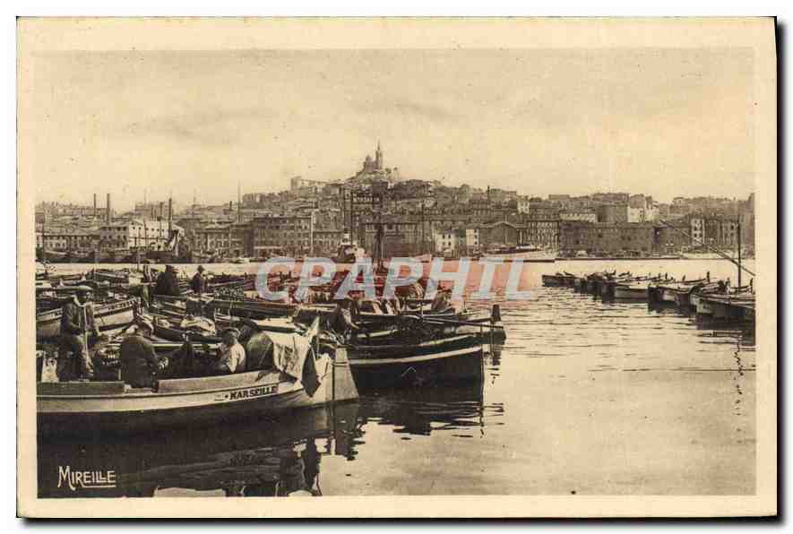 CPA Marseille Notre Dame de la Garde vue du Quai du port Bateaux