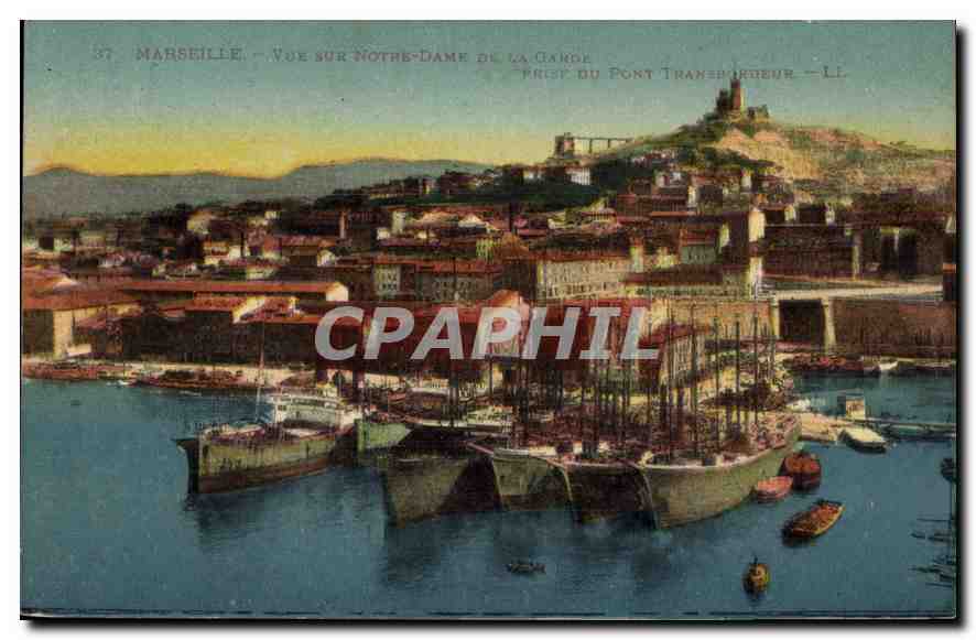 CPA Marseille vue sur Notre Dame de la Garde prise du Pont Transbordeur Bateaux