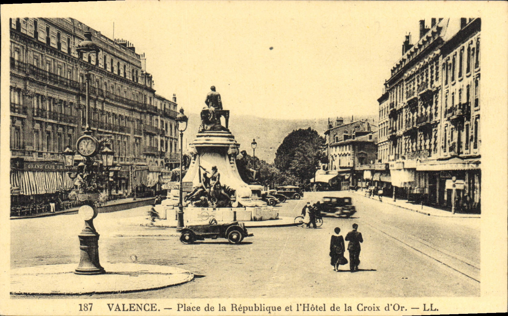 Valence — Place de la République et l'Hôtel de la Croix d'Or — LL. — n° 187
