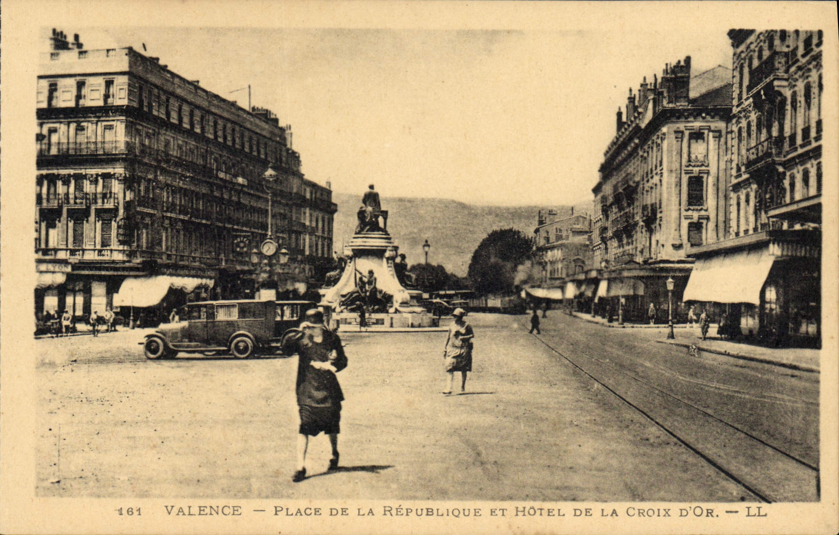 Valence — Place de la République et Hôtel de la Croix d'Or — LL