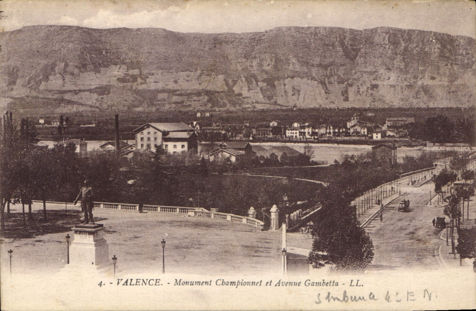 CPA Valence Monument Championnet et Avennue Gambetta 