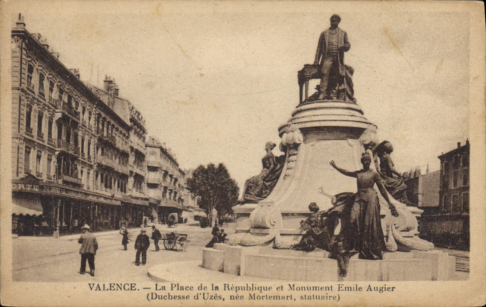 CPA Valence la place de la republique et Monument Emile Augier 