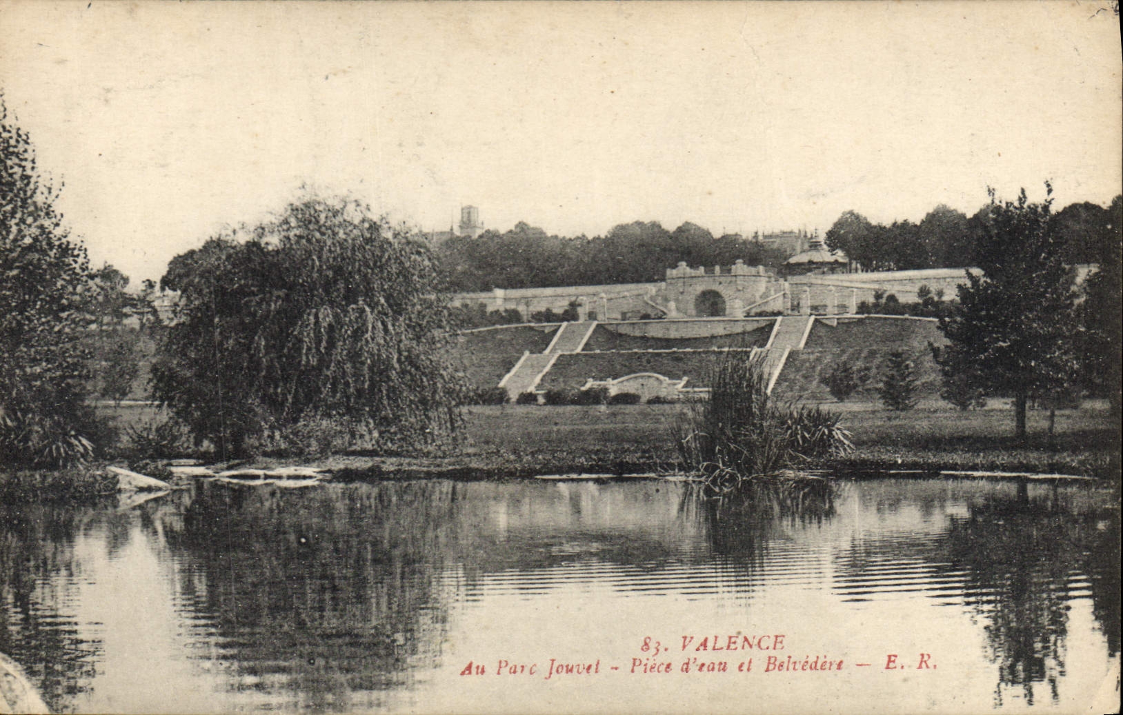 CPA Valence Au parc Jouvet piece d'eau et belvedere 