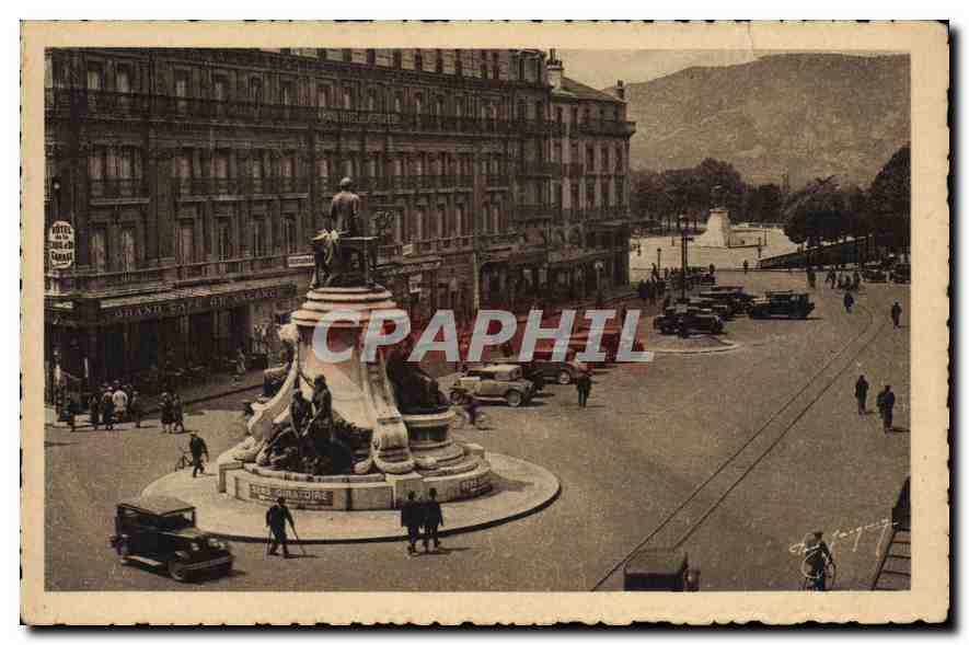 CPA Valence Statue d'Emile Augier Place de la Republique et l'Hotel de la Croix d'Or 
