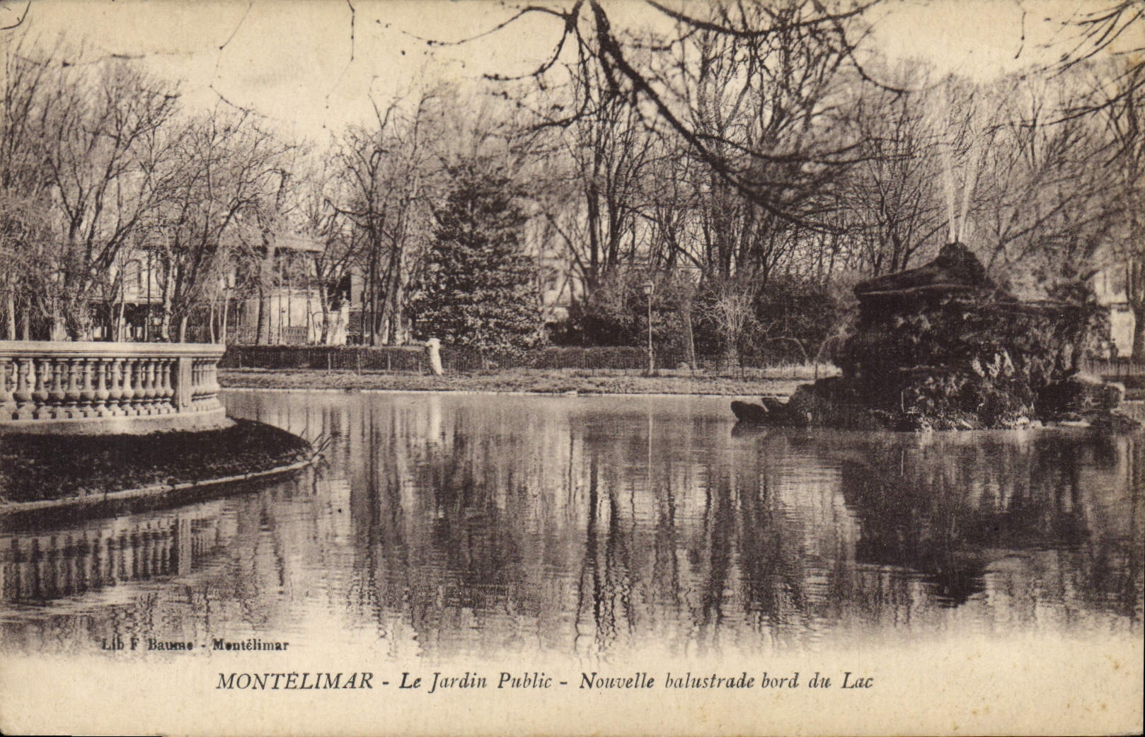 Montélimar - Le Jardin Public - Nouvelle balustrade bord du Lac