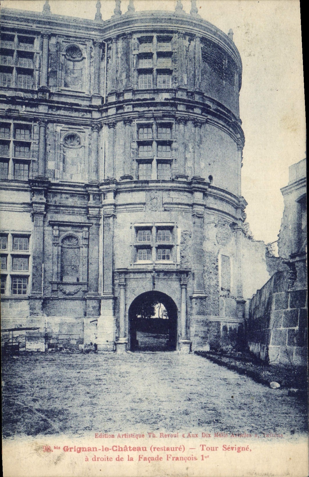 Grignan-le-Château (restauré) — Tour Sévigné, à droite de la façade François 1er — Édition Artistique Th. Revoul « Aux Dix Mille Articles », Toulouse