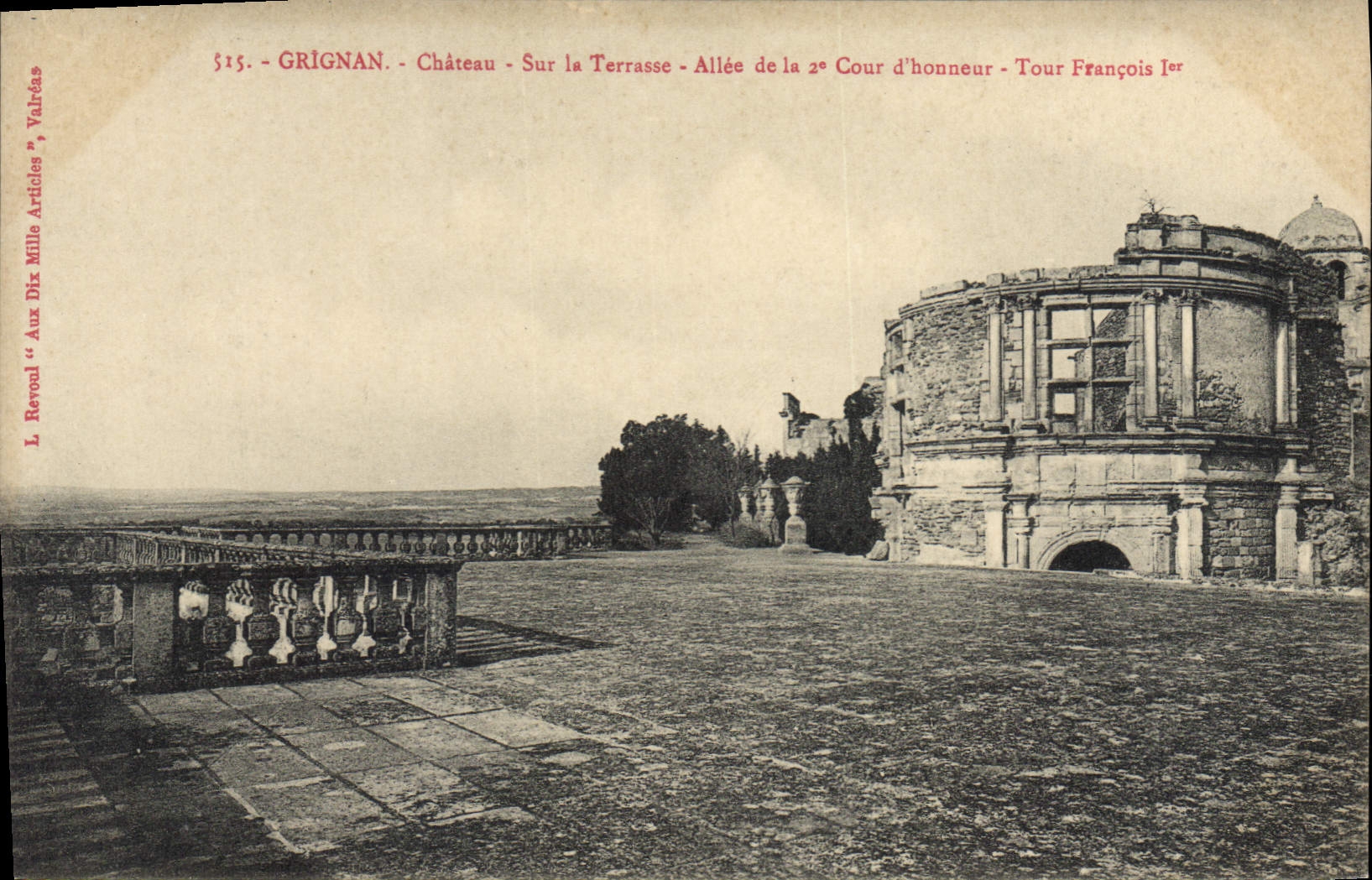 Grignan - Château - Sur la Terrasse - Allée de la 2e Cour d'honneur - Tour François Ier
