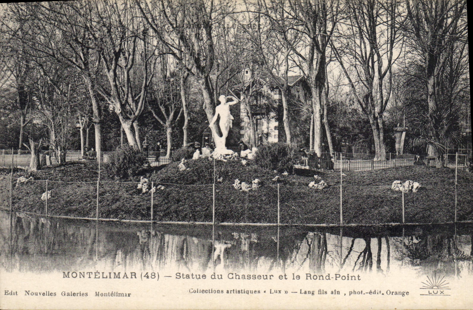Montélimar (48) — Statue du Chasseur et le Rond-Point — Lang fils ain, phot.-édit. Orange