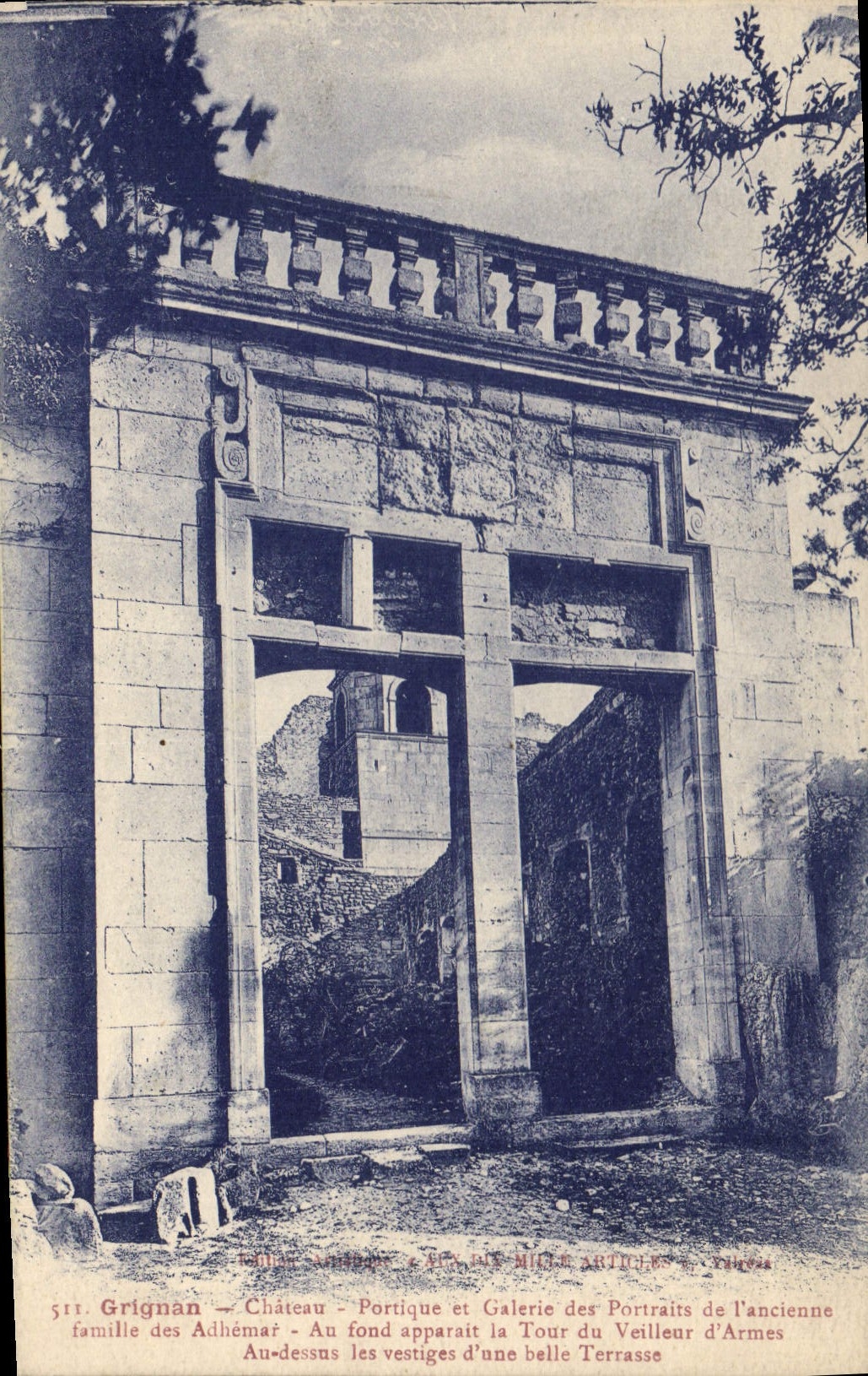 Grignan — Schloss — Portikus und Galerie der Porträts der alten Familie Adhémars — Oben, Reste einer schönen Terrasse