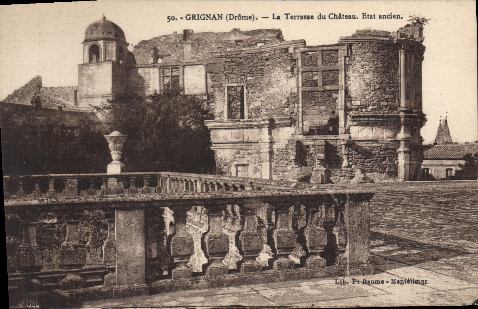 CPA Grignan Drom le terrasse du chateau Etat ancien 