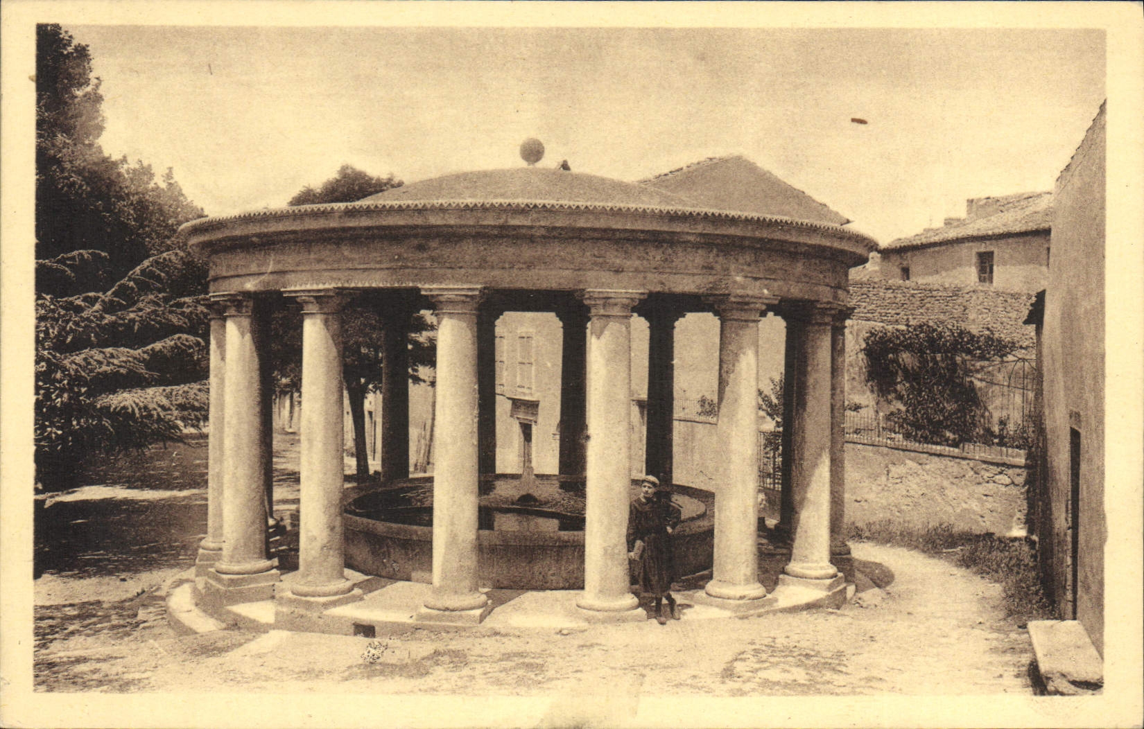 CPA La Drome Illustree Grignan la Lavoir et la Promenade du Mail 