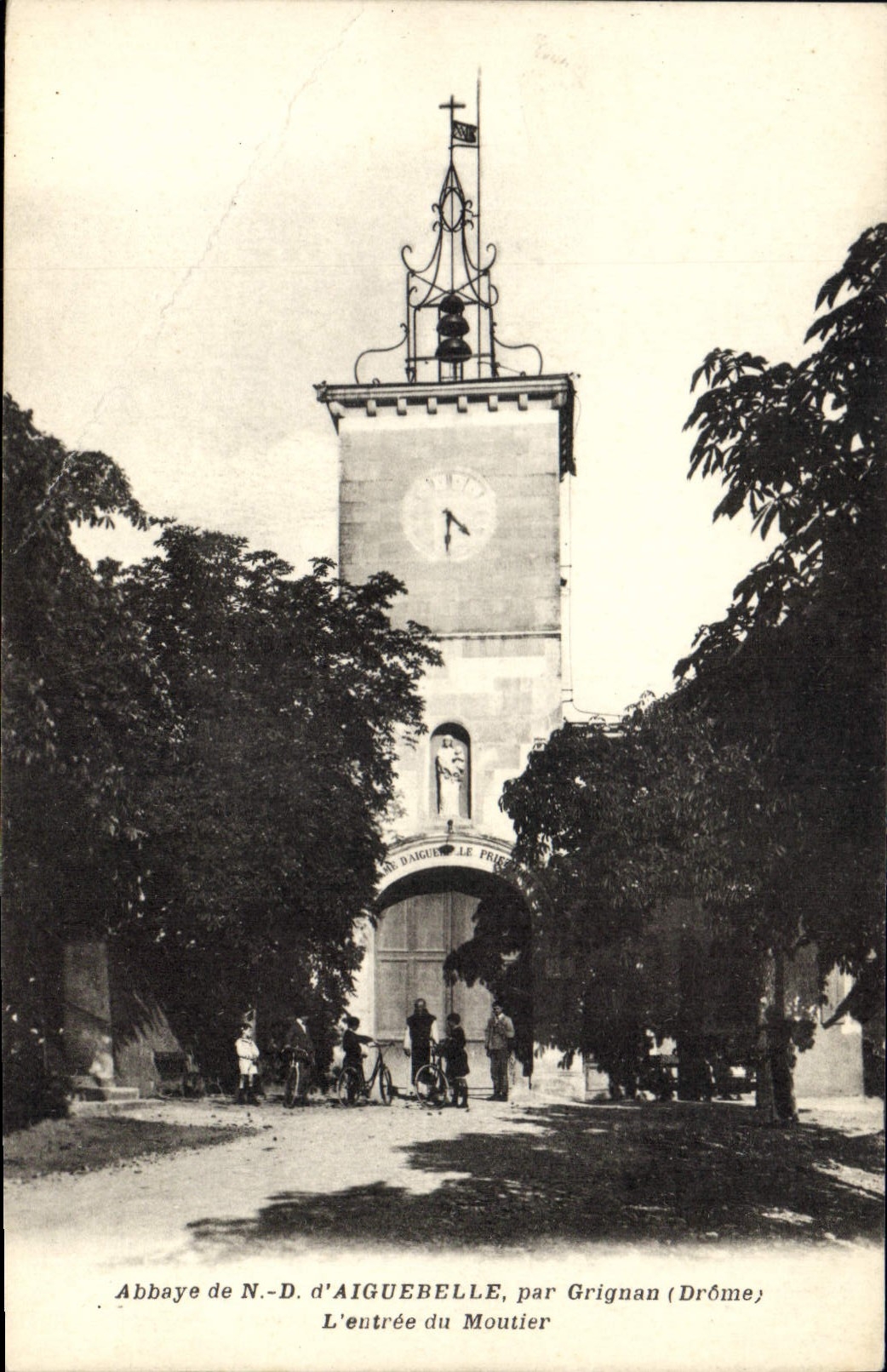 CPA abbaye de nd daiguebelle par grignan drome lentree du moutier