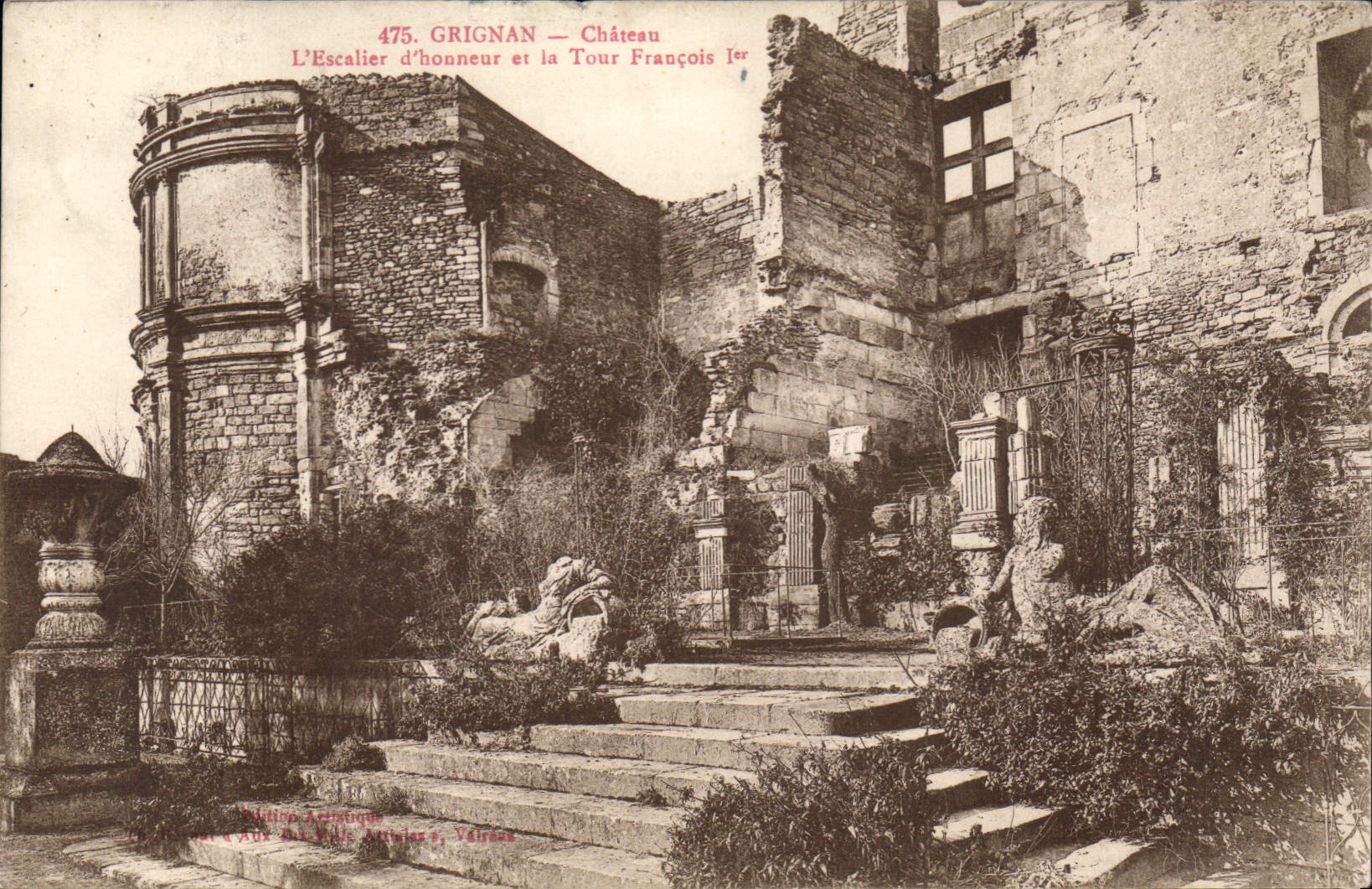 Grignan — Château : L'Escalier d'honneur et la Tour François Ier