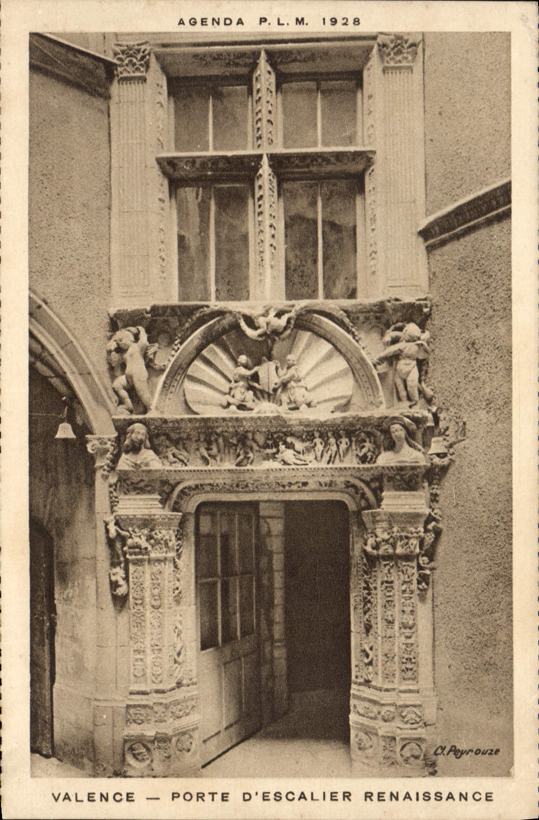 CPA valence porte descalier renaissance