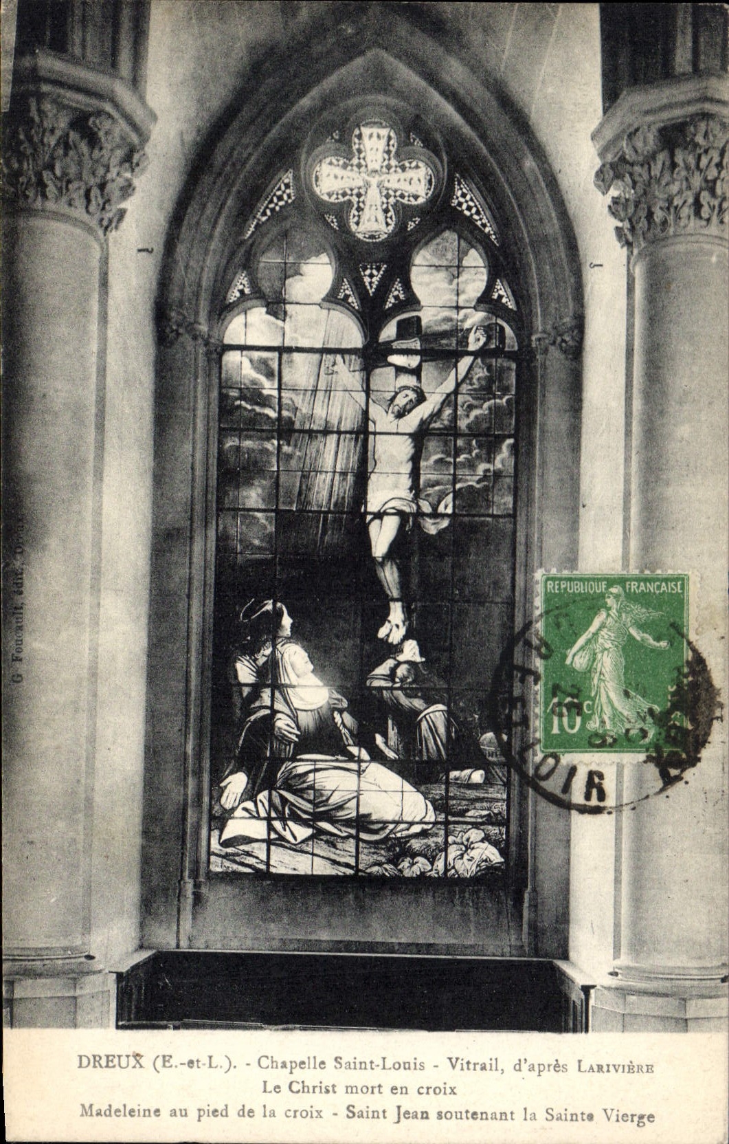 Dreux (E.-et-L.) - Chapelle Saint-Louis - Vitrail, d'après Larivière : Le Christ mort en croix, Madeleine au pied de la croix, Saint Jean soutenant la Sainte Vierge