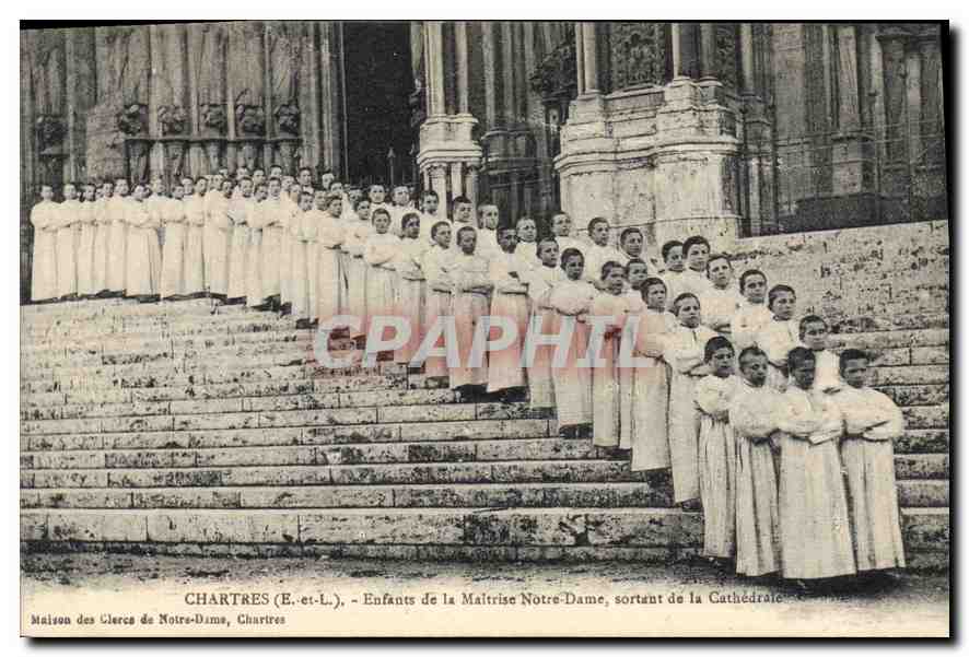 CPA Chartres Enfants de la Maitrise Notre Dame  sortant de la Cathedrale