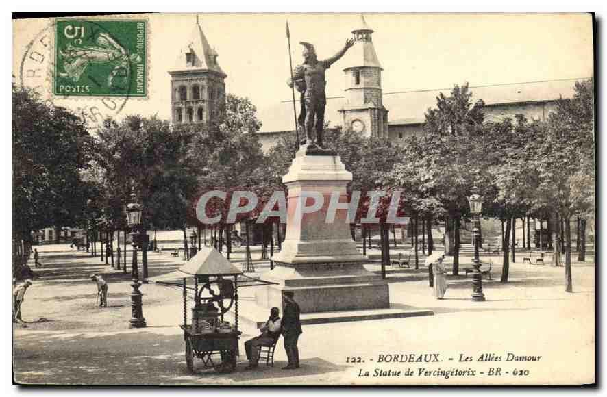 CPA Bordeaux Les Allies Damour La Statue de Vercingetorix Marchand de glaces