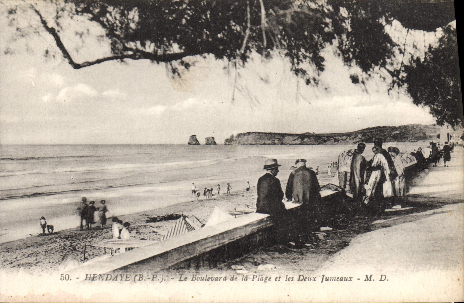 Hendaye (B.P.) — Le Boulevard de la Plage et les Deux Jumeaux — M. D.