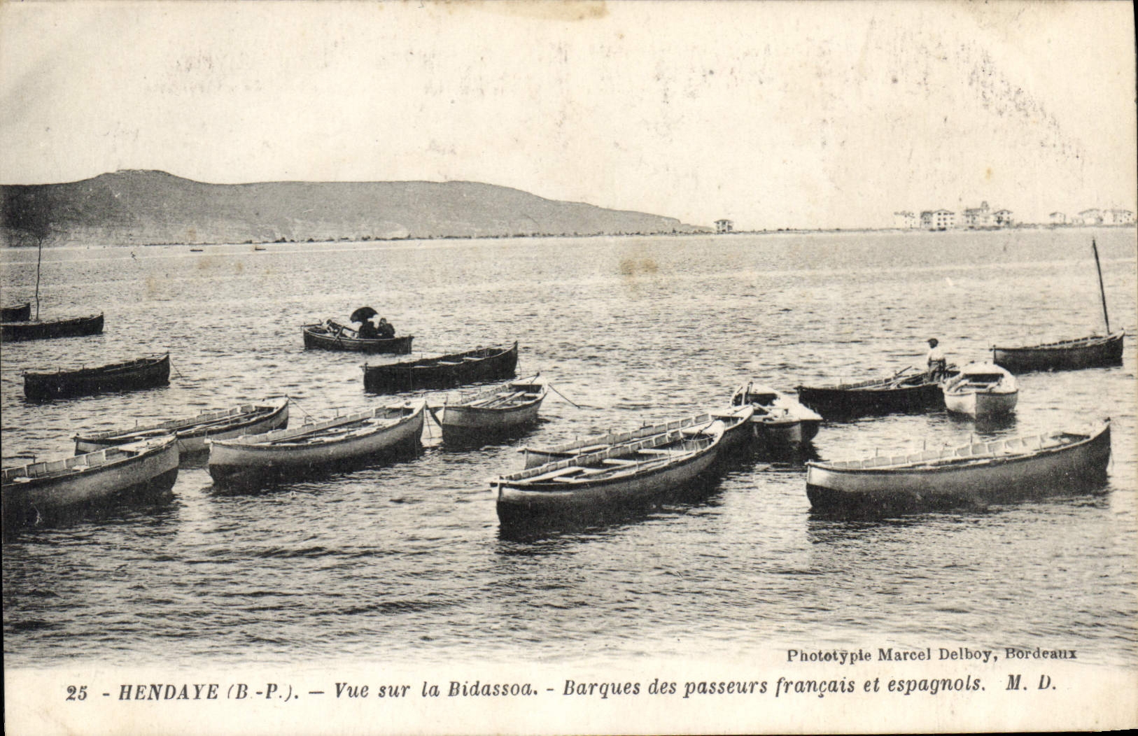 Hendaye (B-P.) — Vue sur la Bidassoa — Barques des passeurs français et espagnols — Phototypie Marcel Delboy, Bordeaux