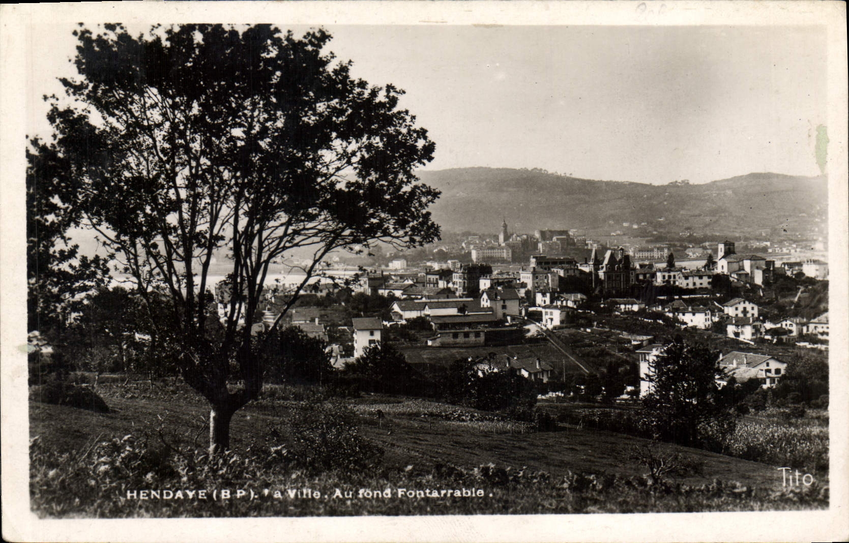 Hendaye (B.P.) — Die Stadt. Im Hintergrund Fontarrable — Tito