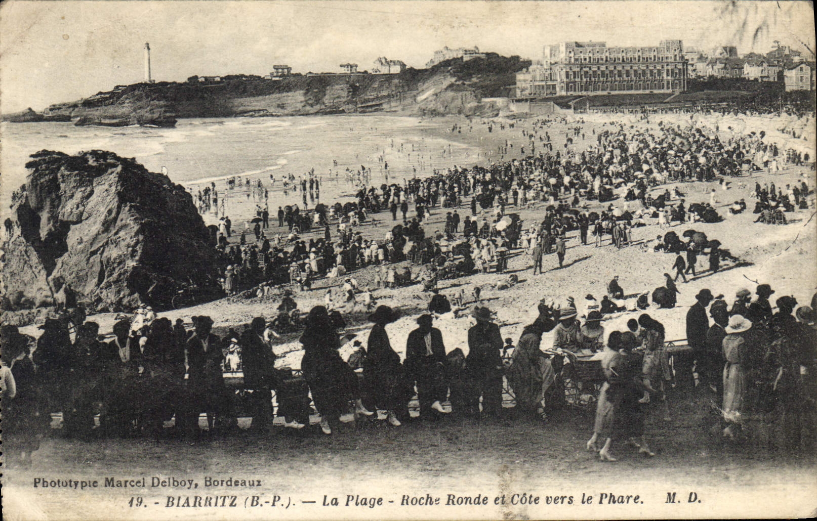 CPA Biarritz La Plage Roche Ronde et Cote vers le Phare