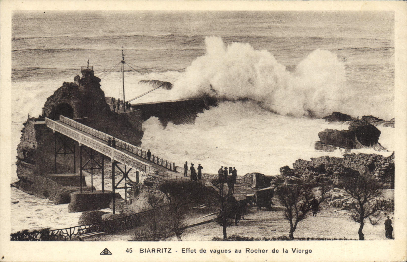 CPA Biarritz Effet de Vagues au Rocher de la Vierge