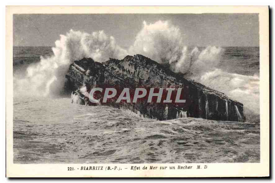 CPA Biarritz Effet de Mer sur un Rocher
