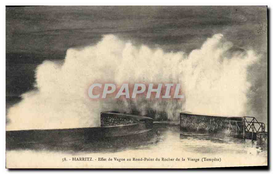 CPA Biarritz Effet de Vague au Rond Point du Rocher de la Vierge (Tempete)