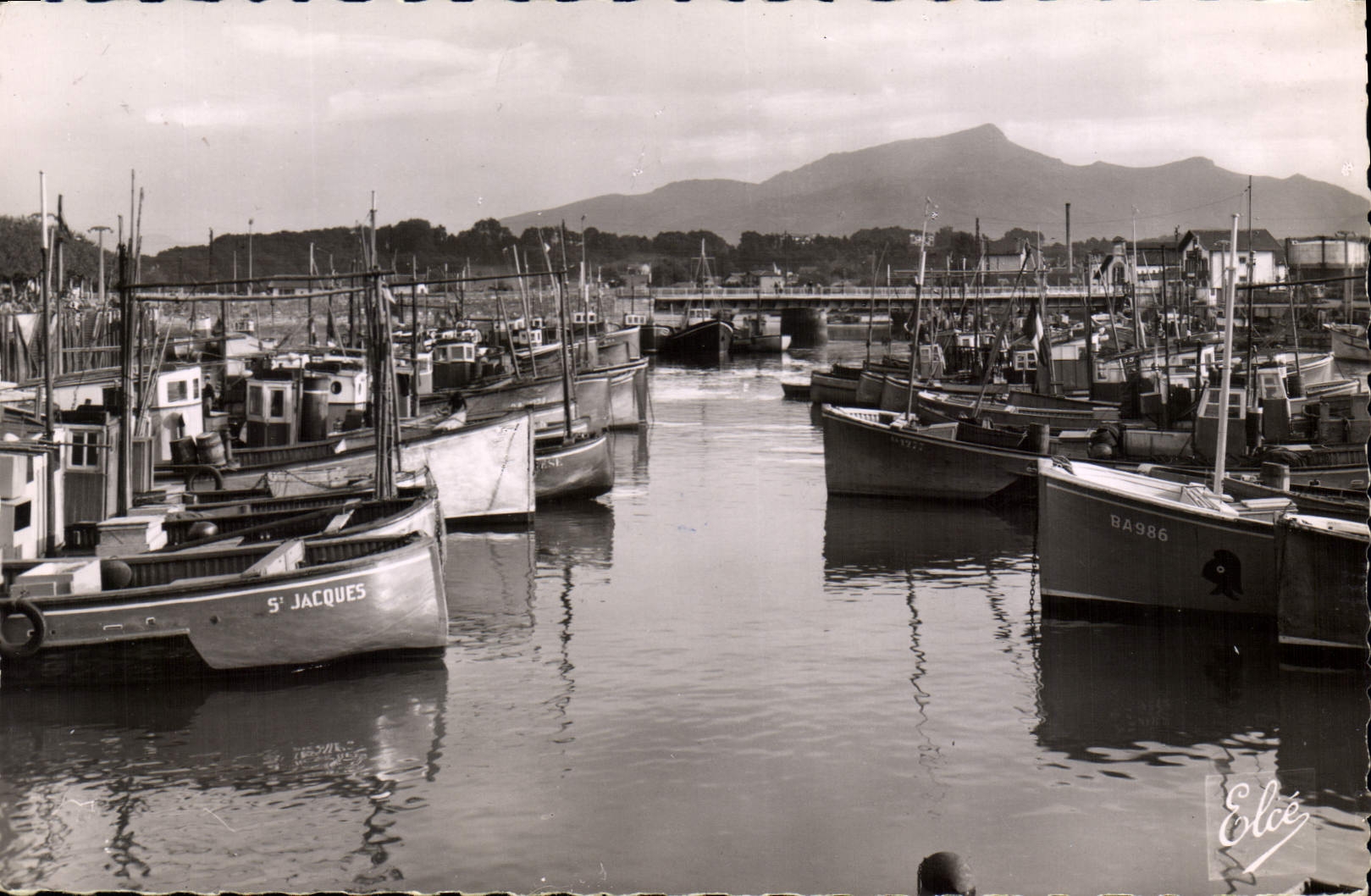 CPM Saint Jean de Luz (Basses Pyr) Le Port et au fond la Rhune Bateaux