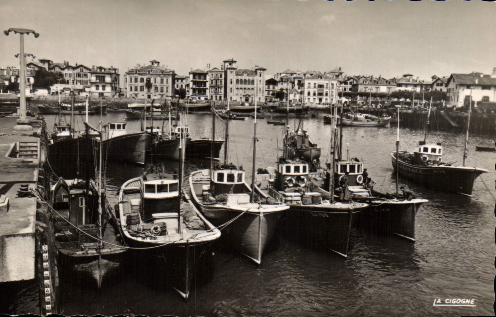 CPM Saint Jean de Luz La Cote Basque Le Port et la Maison de l'Infante Bateaux