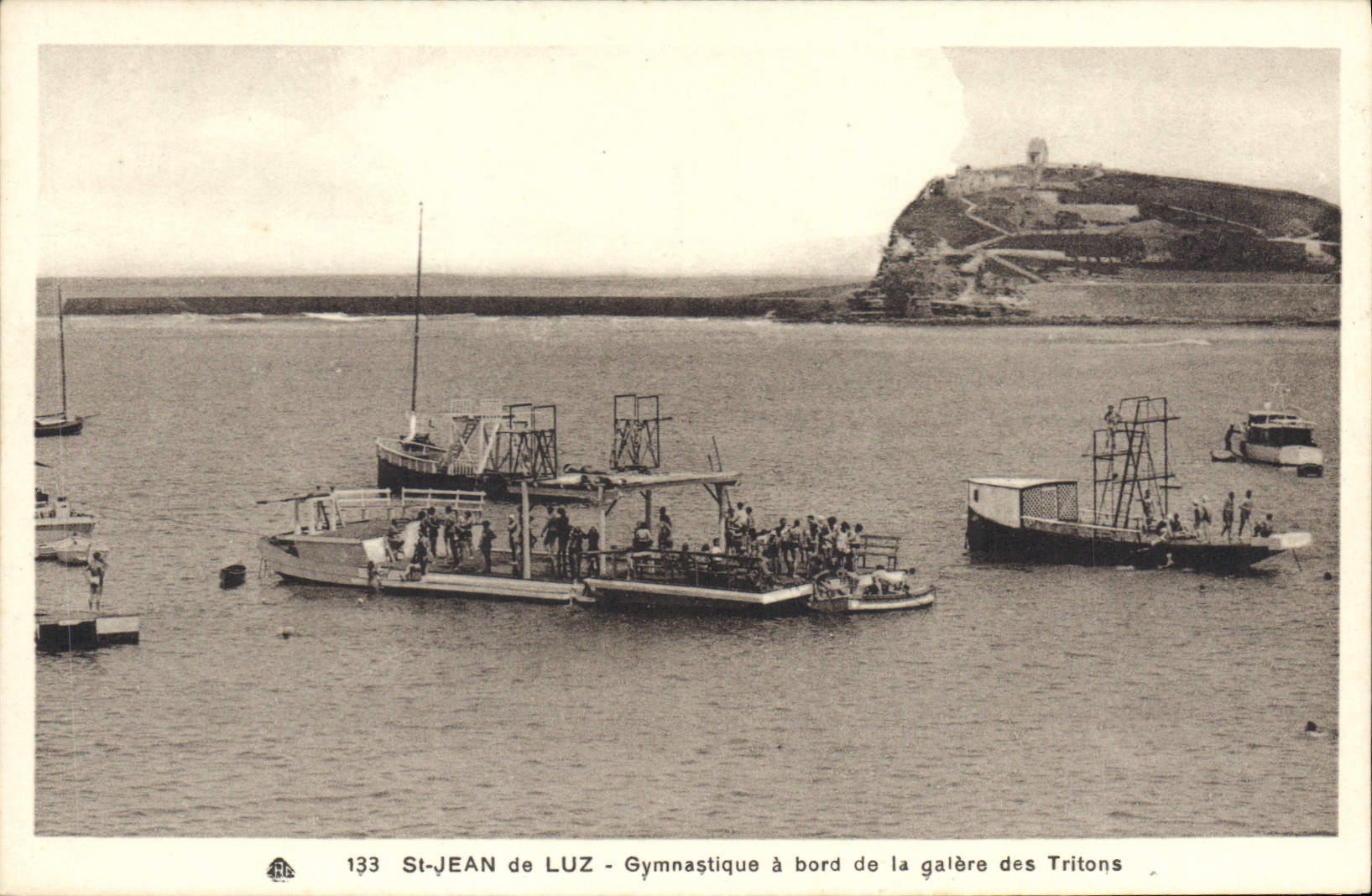 CPA Saint Jean de Luz Gymnastique a bord de la galere des Tritons