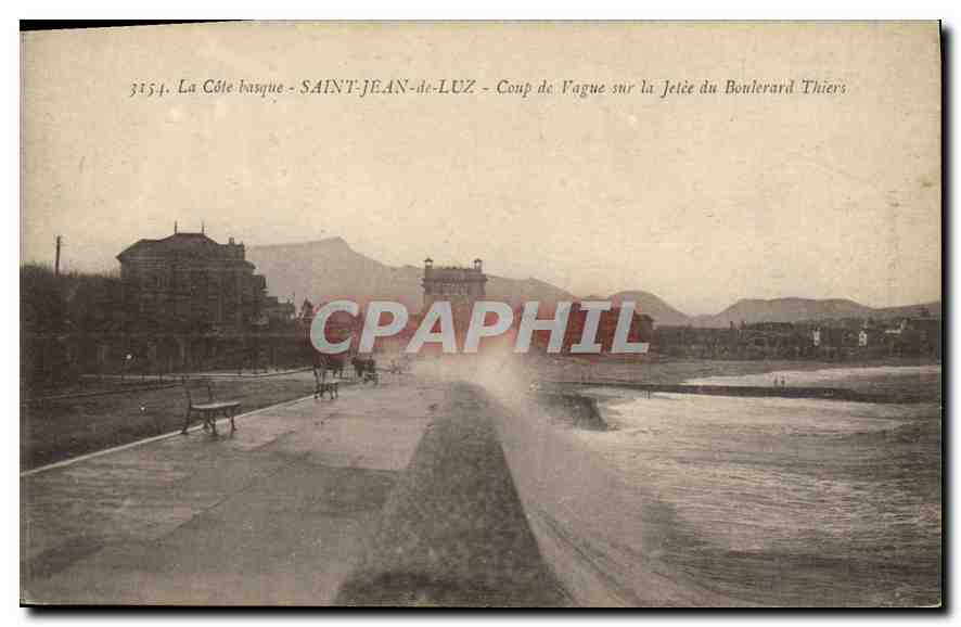 CPA Saint Jean de Luz Coup de Vague sur la Jetee du Boulerard Thiers