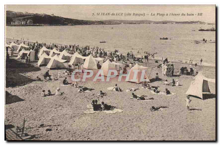CPA Saint Jean de Luz (cote Basque) La Plage a l'heure du bain