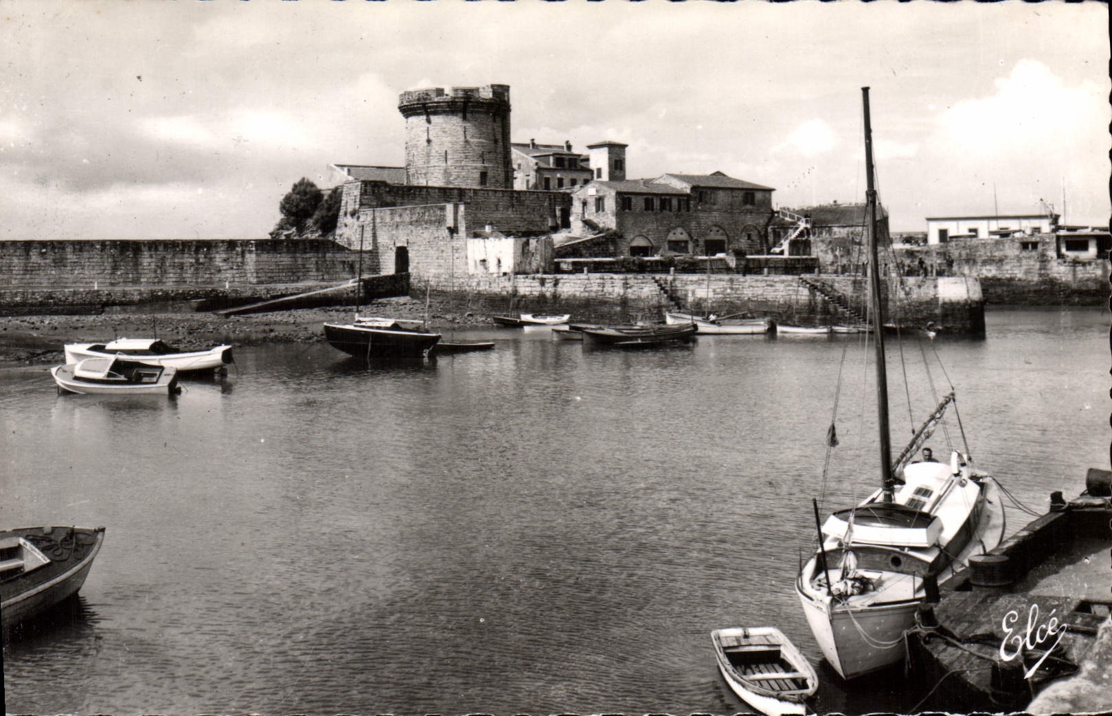 CPM Saint Jean de Luz (Basses Pyrenees) Le Fort du socoa et le Port