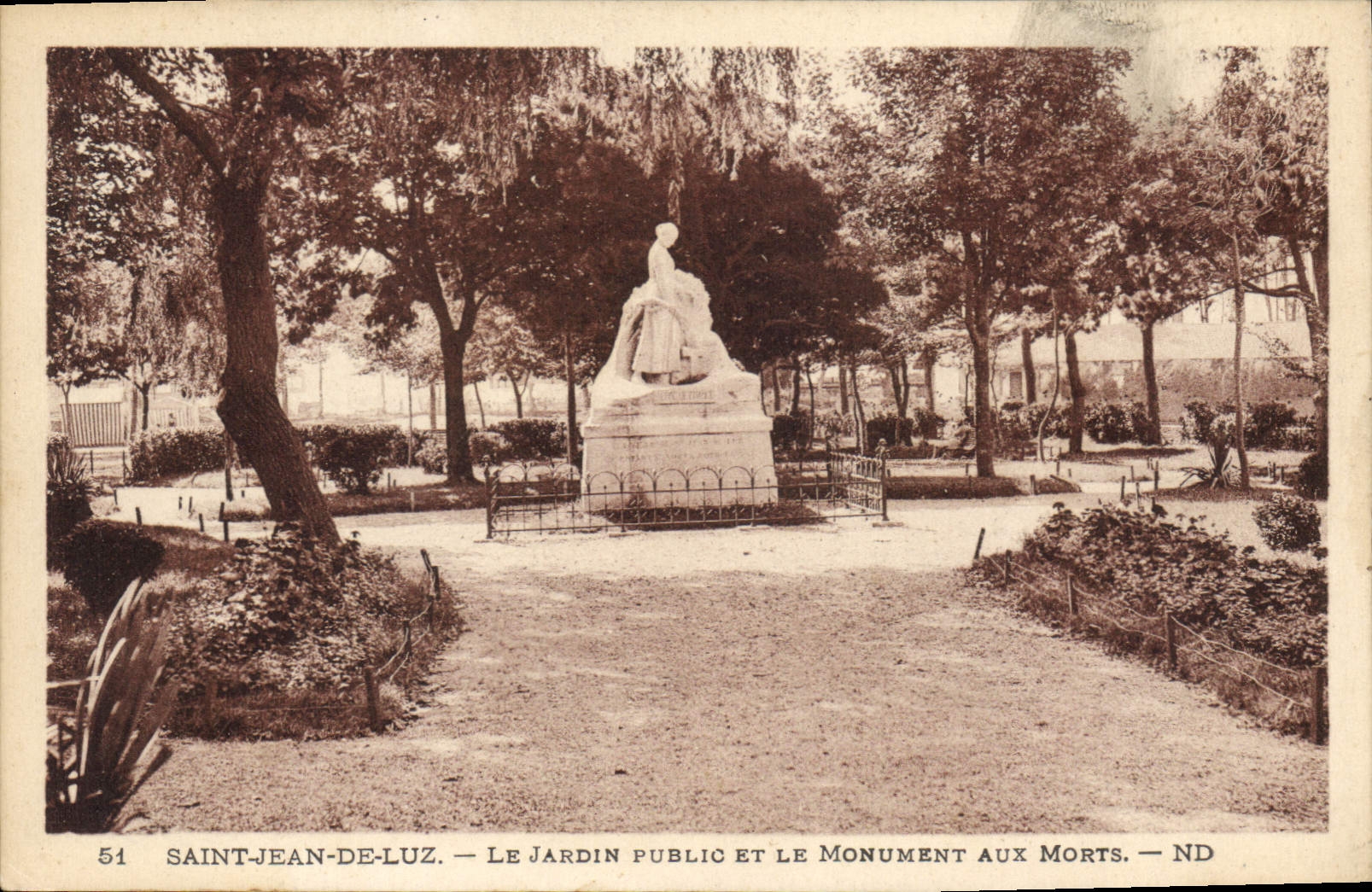CPA Saint Jean de Luz Le Jardin Public et le Monument aux Morts