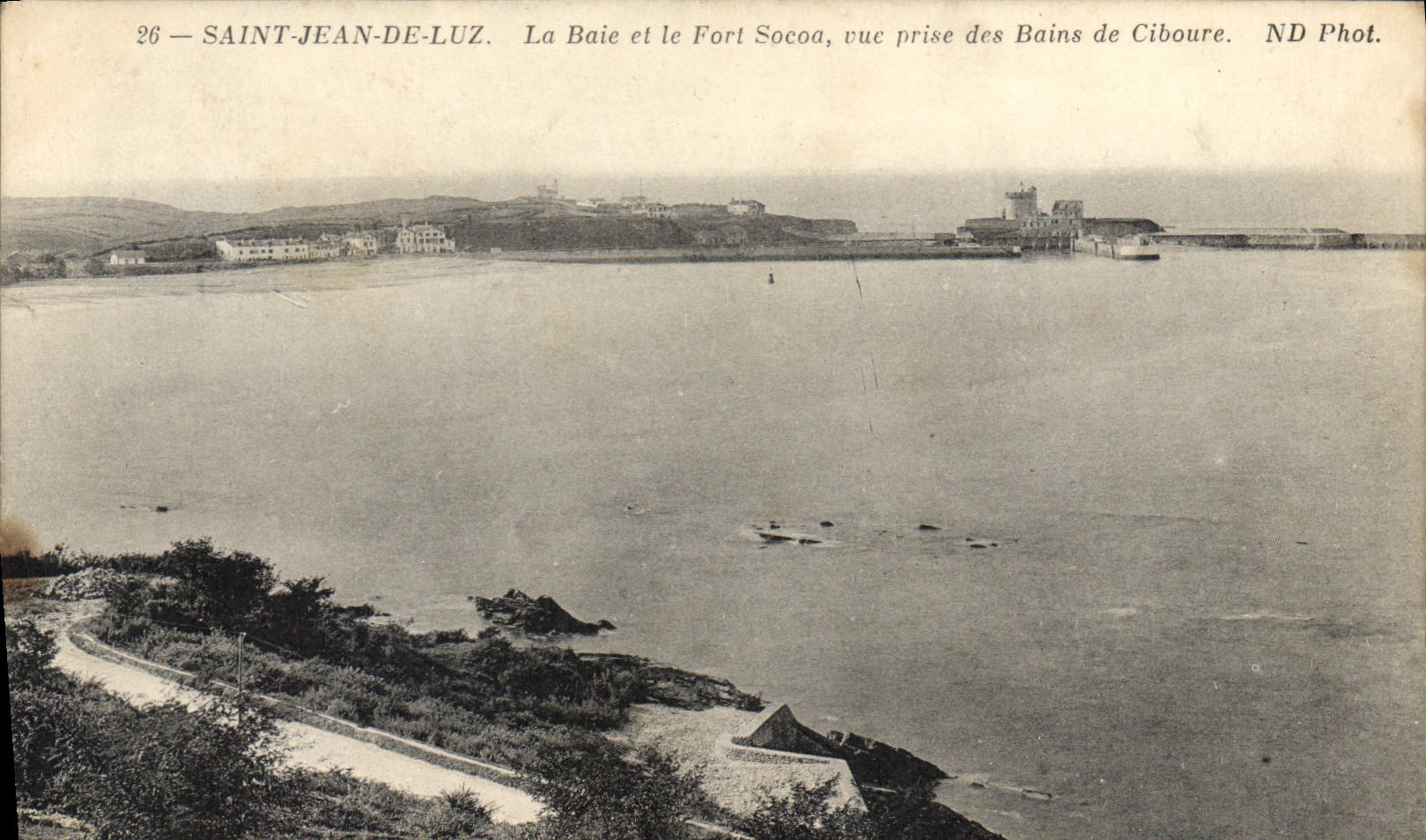 CPA Saint Jean de Luz la baie et le fort Socoa vue prise des Bains de Ciboure
