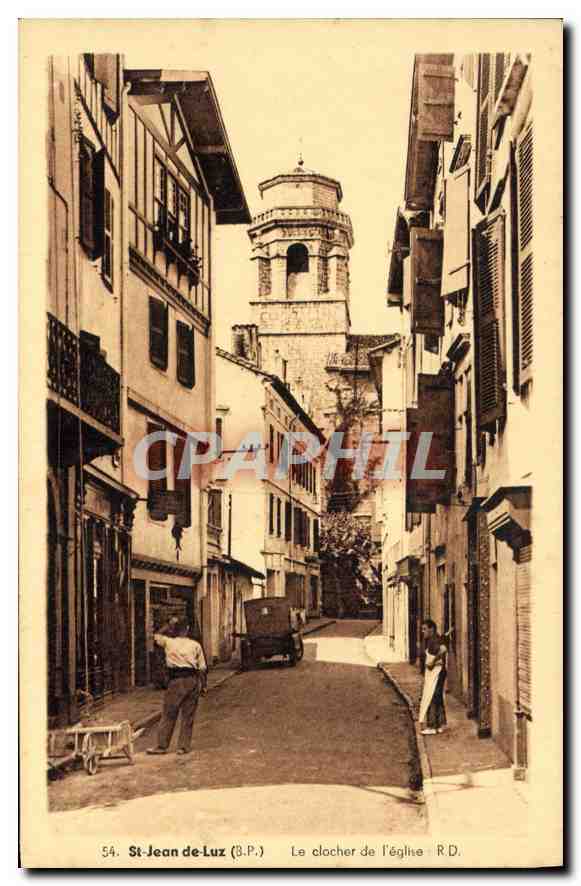 CPA Saint Jean de Luz Rue Saint Jean et le Clocher de l'Eglise