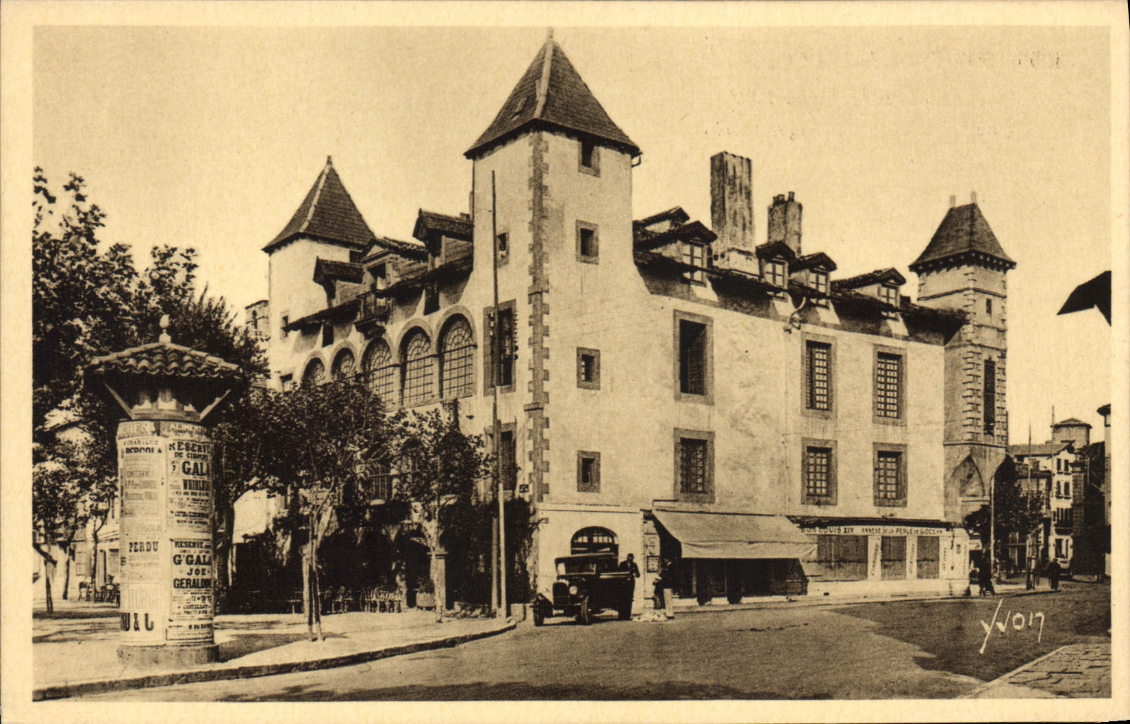 CPA Saint Jean de Luz (Basses Pyrenees) Chateau de Louis XIV Ou Chateau Lohobiague