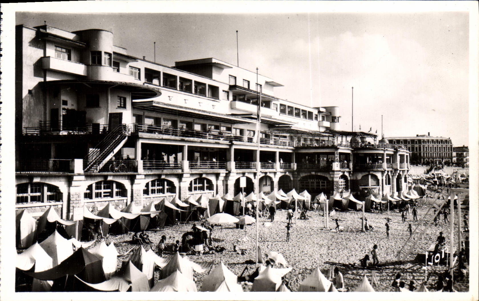 CPM Saint Jean de Luz (Bses Pyr) La Plage devant la Pergola