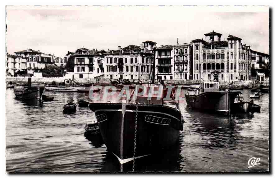 CPM Saint Jean de Luz le Port Bateaux
