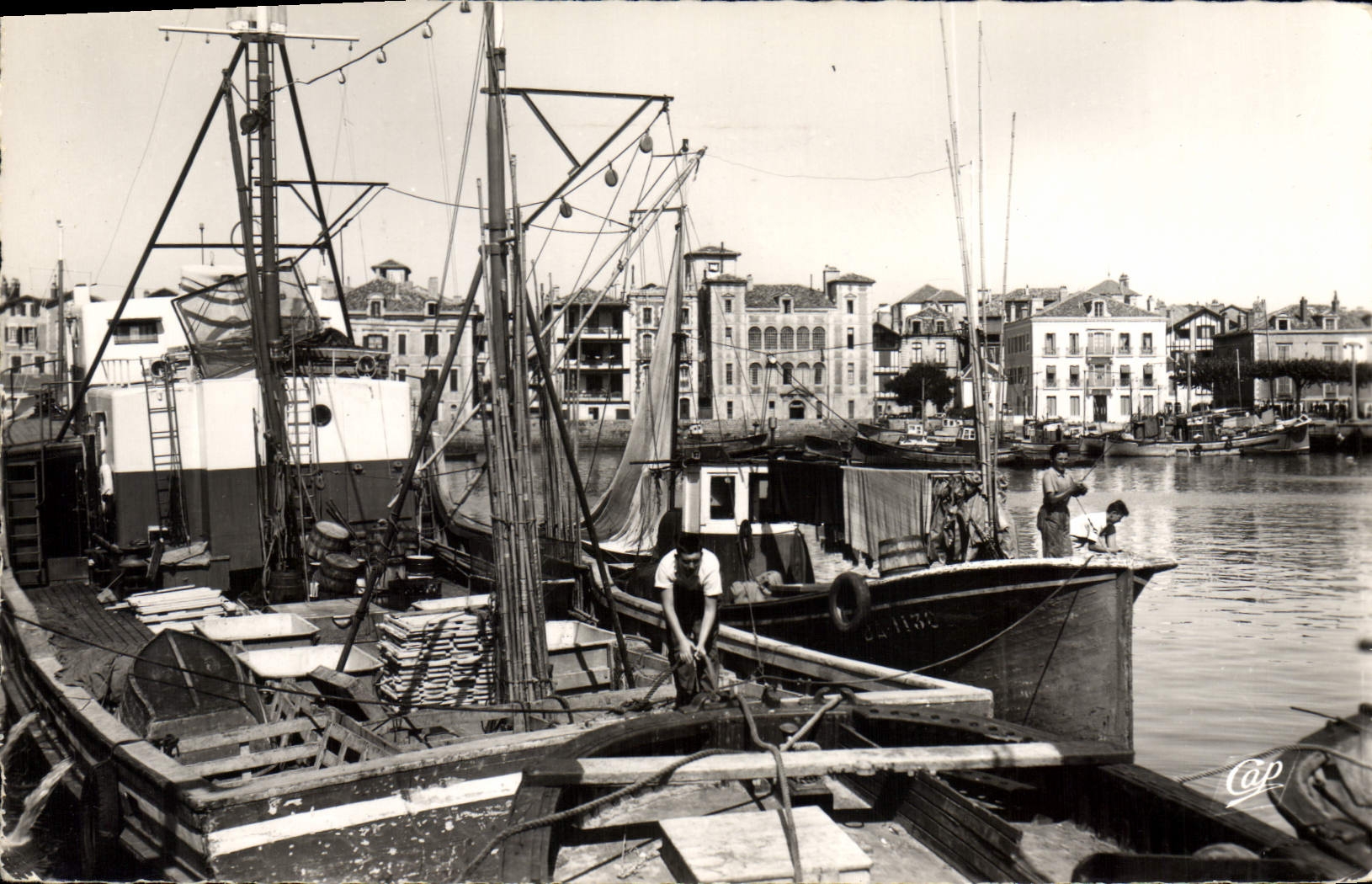 Port de Saint-Jean-de-Luz — vue des bateaux de pêche — éditeur Cap