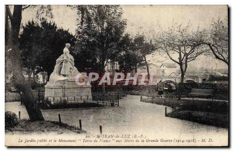 CPA Saint Jean de Luz Le Jardin Public et le Monument Terre de France aux Morts de la Grande Guerre