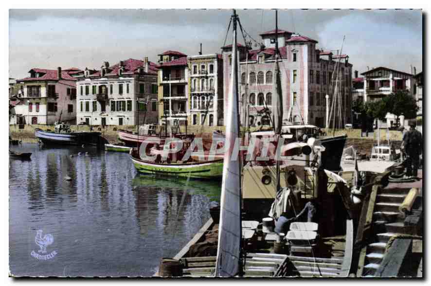 CPM Saint Jean de Luz (B P) Le Port devant la Maison de l'Infante Bateaux de peche