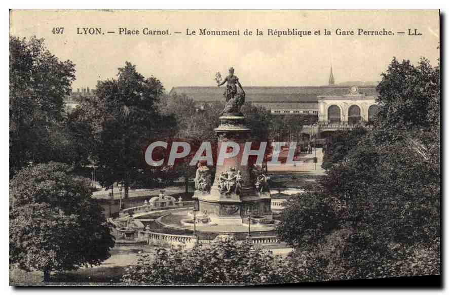 LYON — Place Carnot — Le Monument de la République et la Gare Perrache — LL. — N° 497