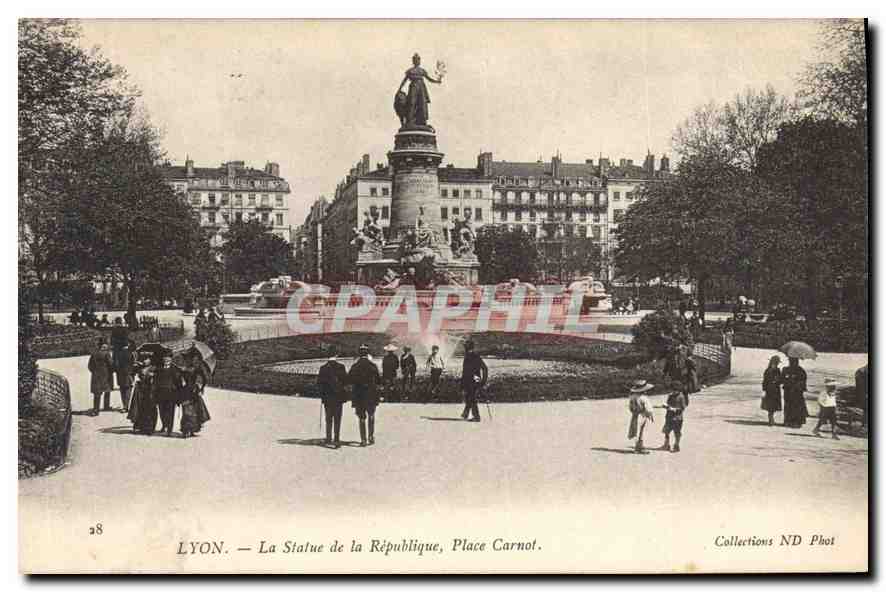 CPA Lyon La Statue de la Republique Place Carnot
