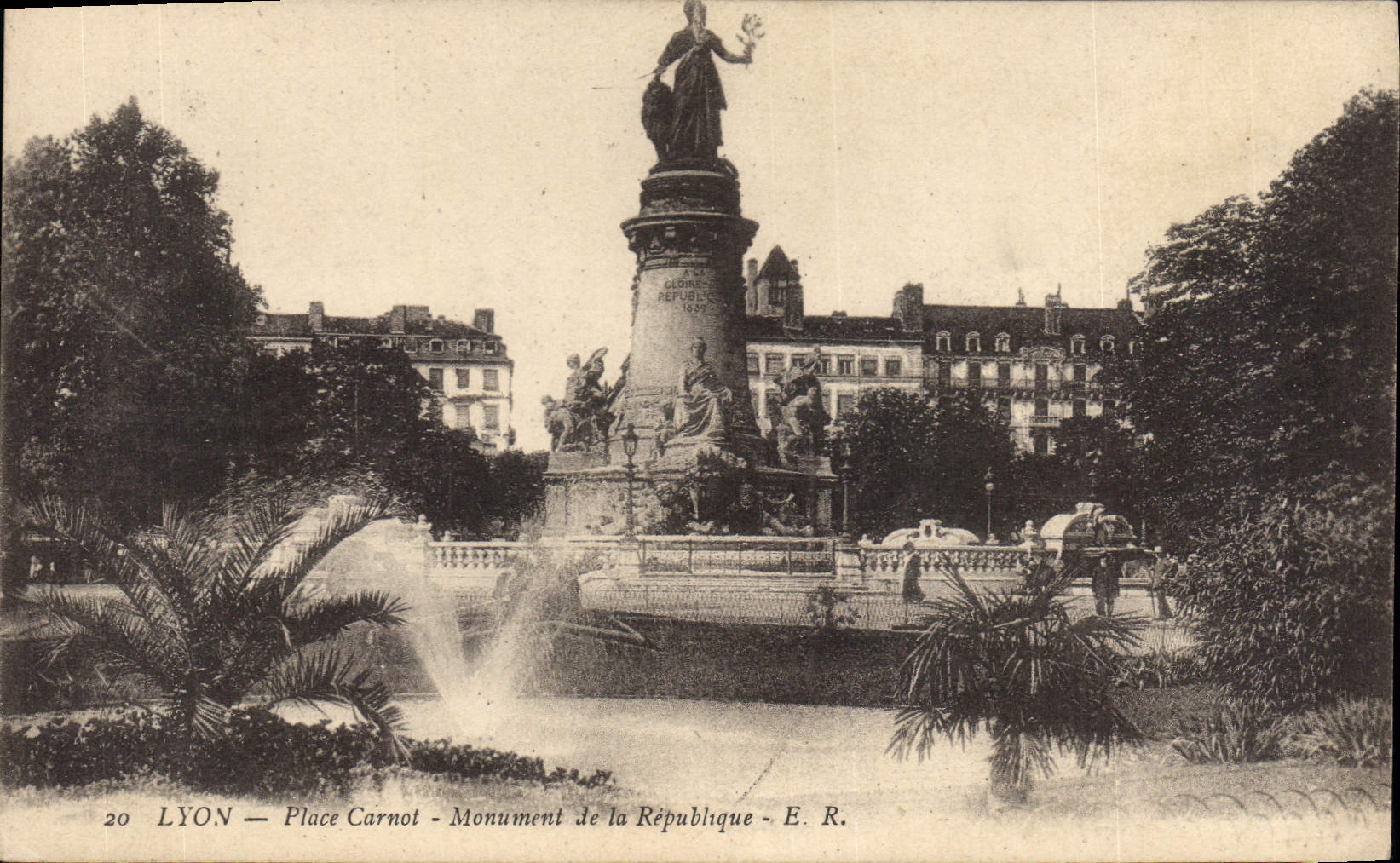 LYON — Place Carnot — Monument de la République — E. R.