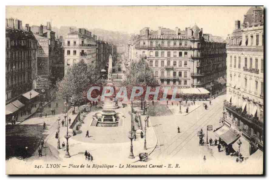 CPA Lyon Place de la Republique Le Monument Carnot