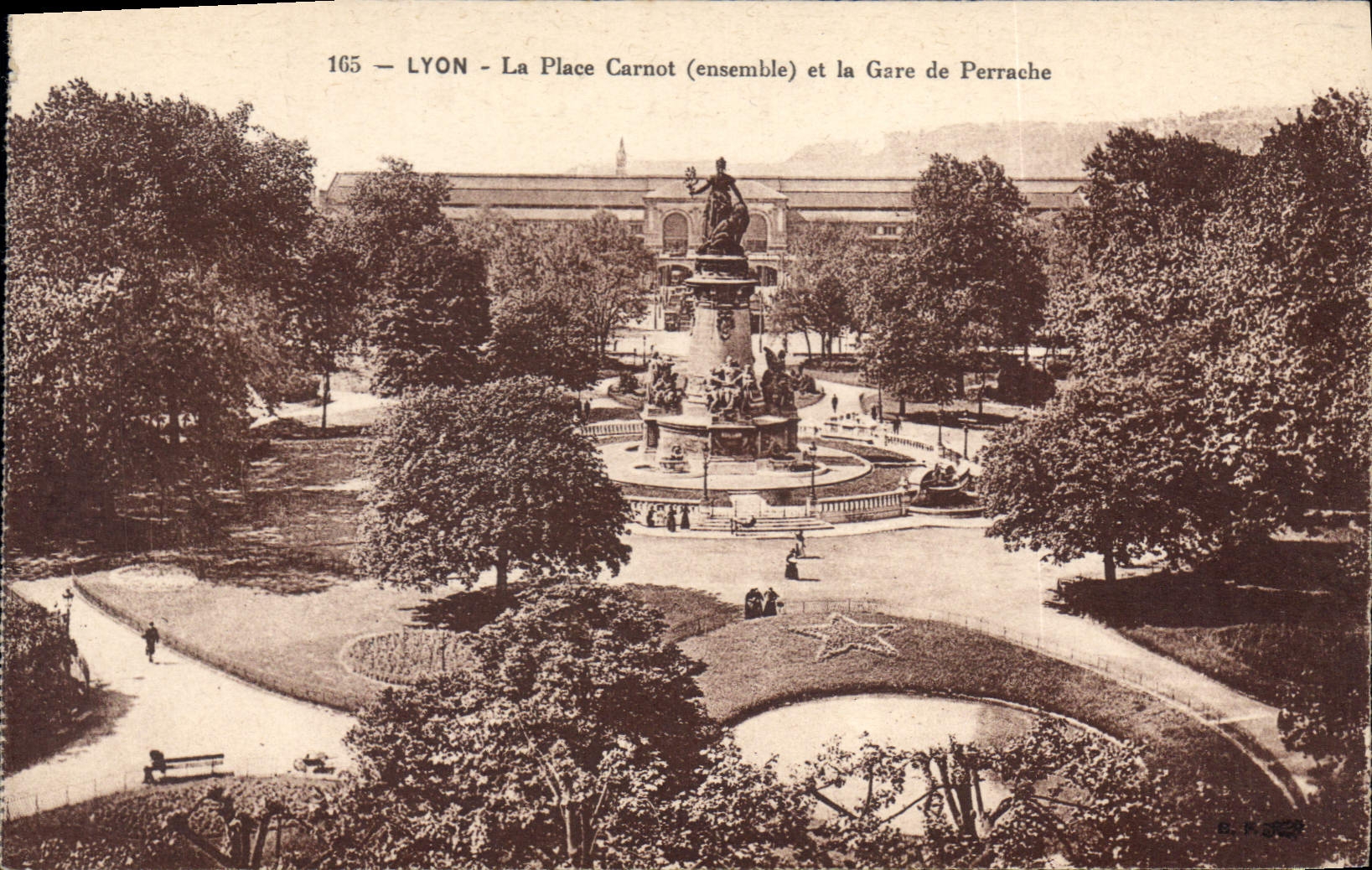 LYON - La Place Carnot (ensemble) et la Gare de Perrache